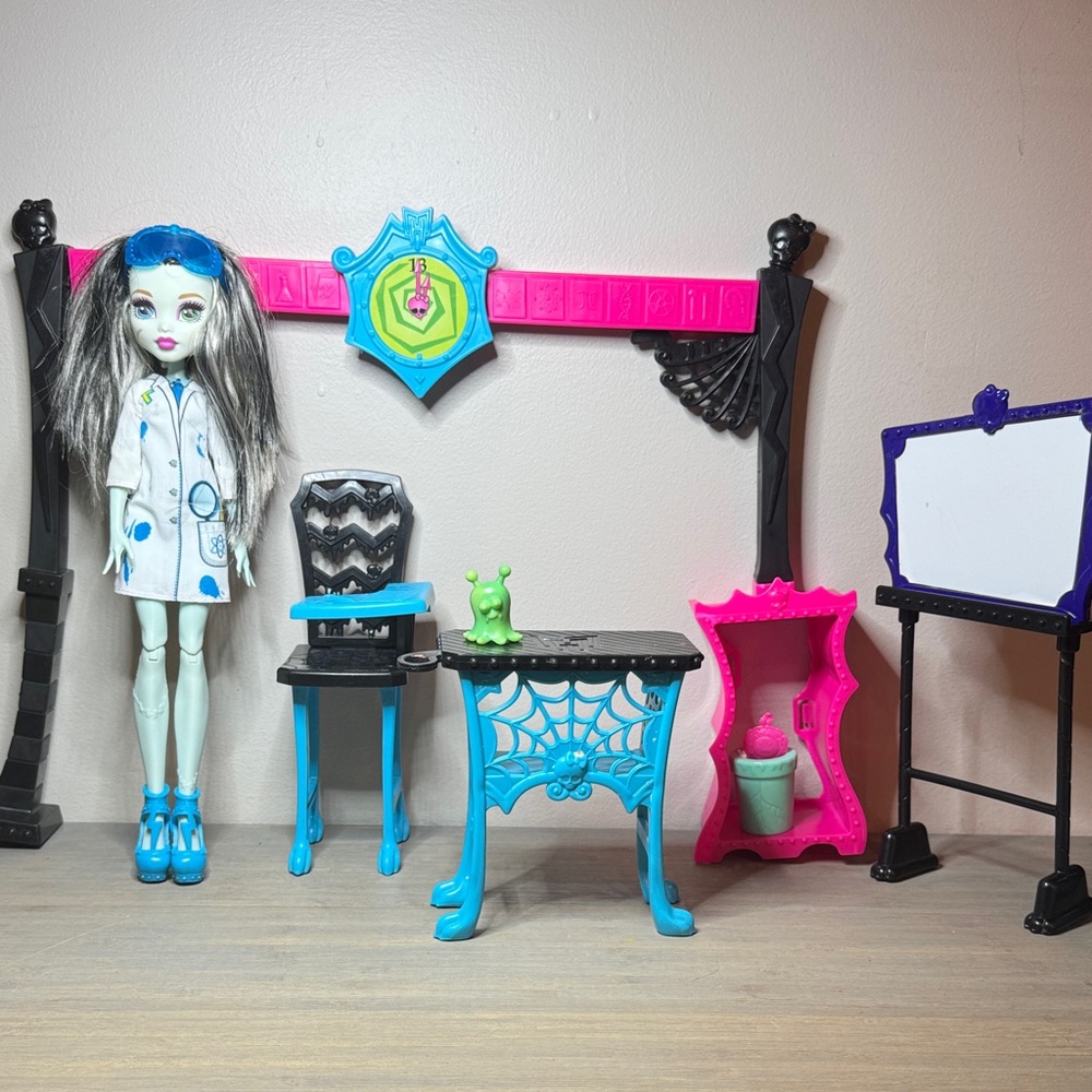 Monster High Frankie Stein & Playset